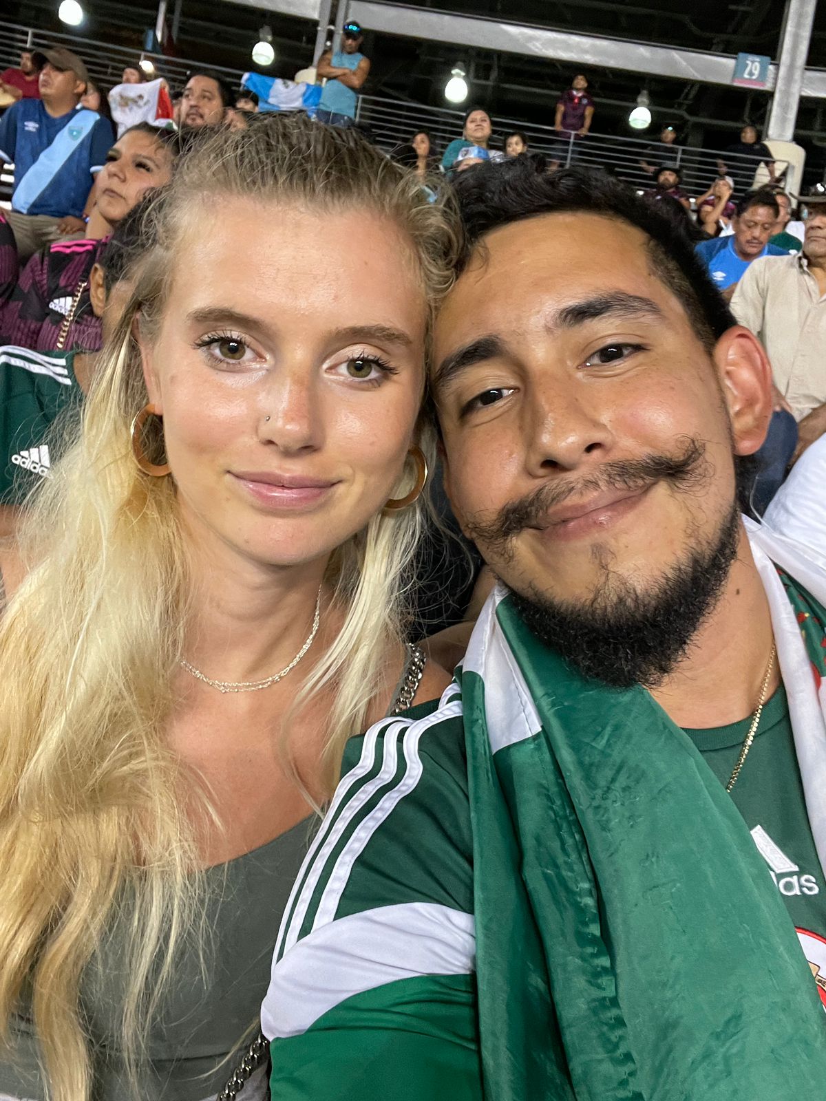 Pareja que se robó el show en la Copa Oro (Twitter @miseleccionmxEN)