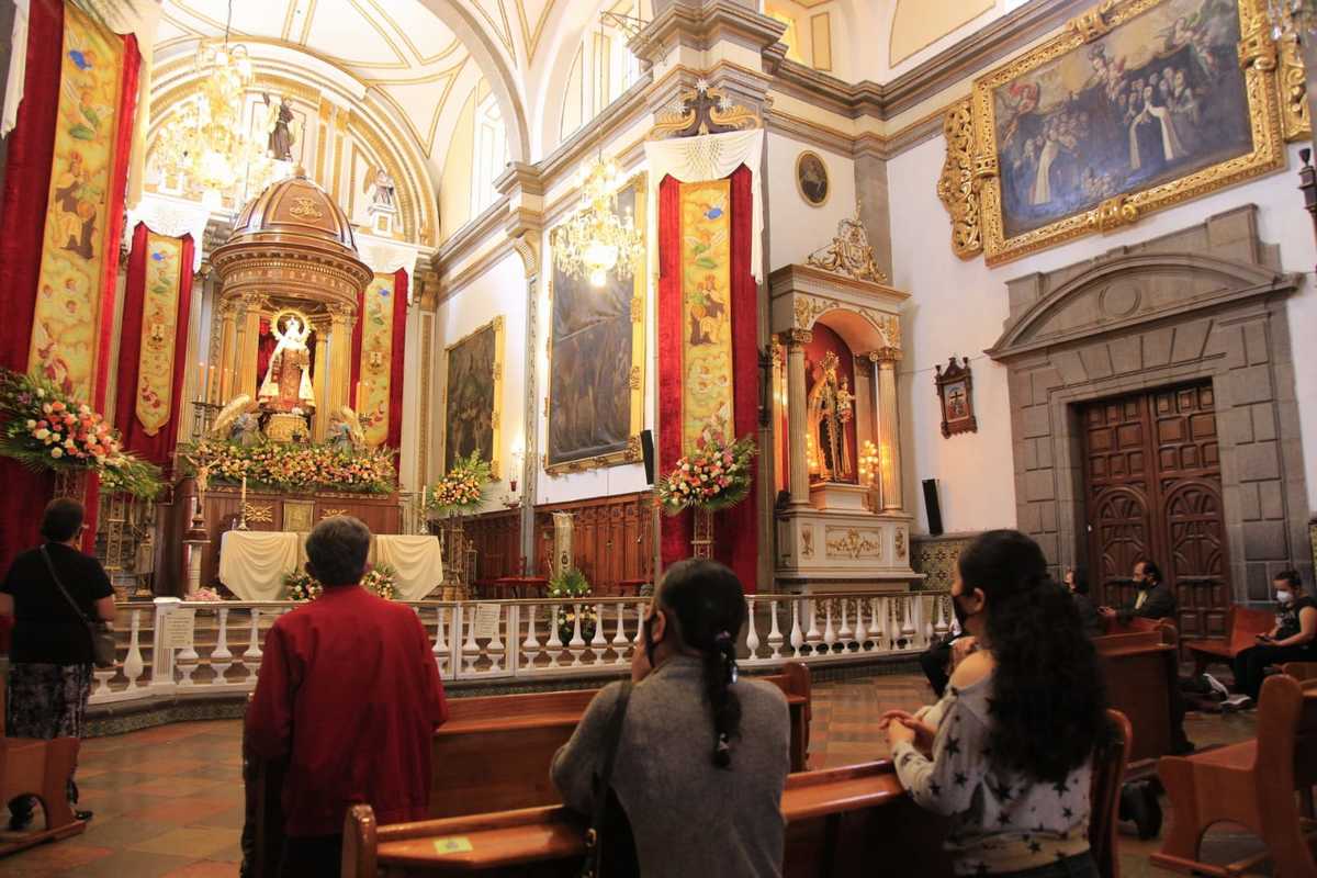 Poblanos acuden a visitar a la Señora de El Carmen | Andrés Lobato