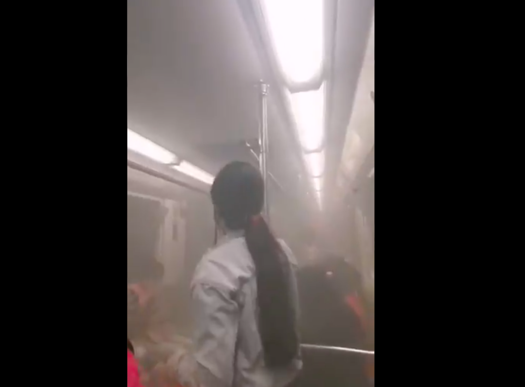 En la Línea 3 del Metro en los vagones de uno de los trenes se llenó de humo. (Especial)