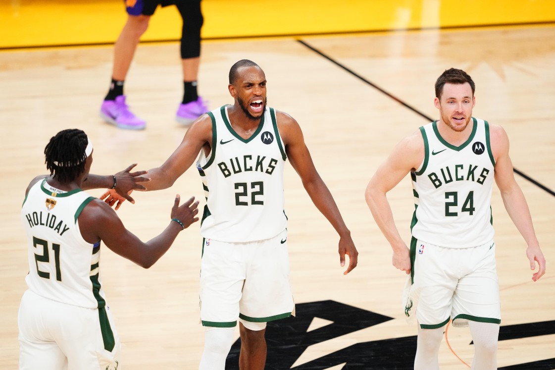 Milwaukee Bucks derrotan los Phoenix Suns en el juego de las Finales de la NBA 2021 (Reuters)