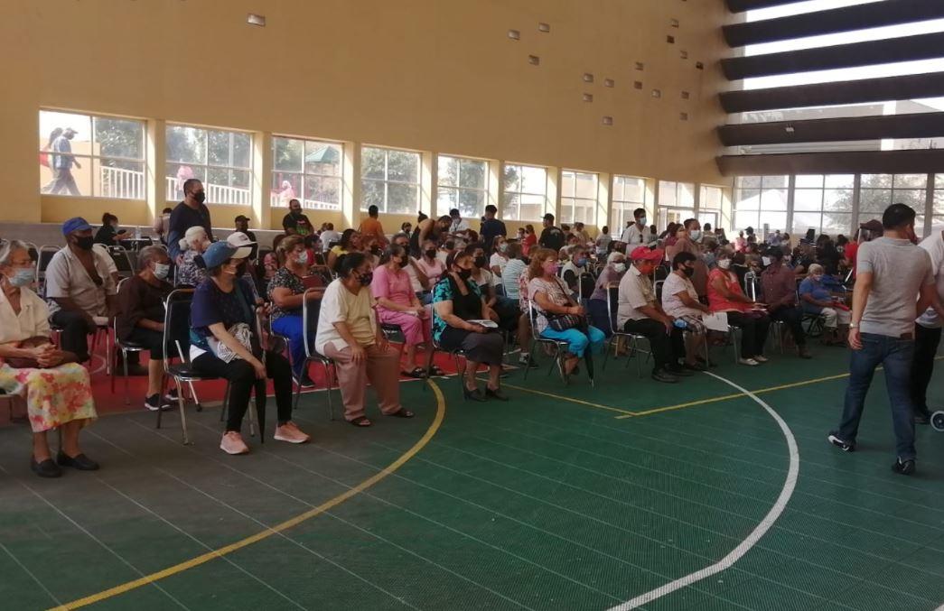 Para poder obtener la orden de pago se les solicitó identificación oficial . Foto: Miranda Arias