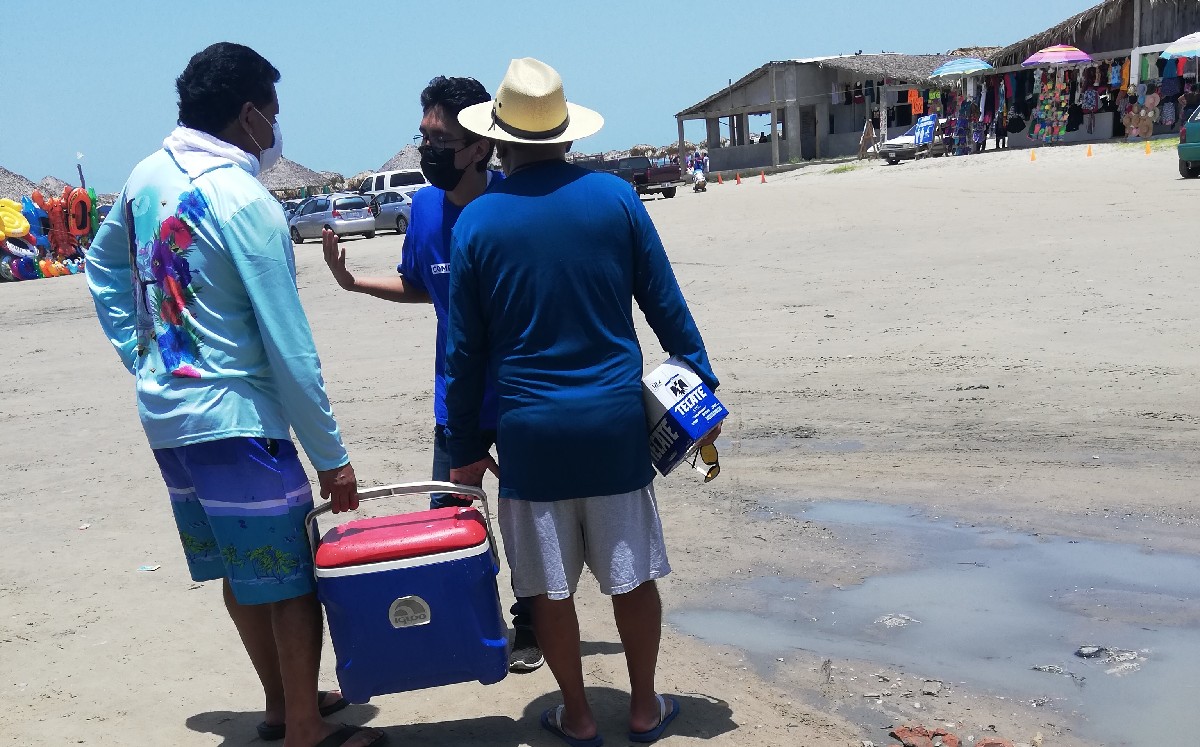 Playa Miramar recibe visitantes que llegan con cerveza. (Leticia Gutiérrez)