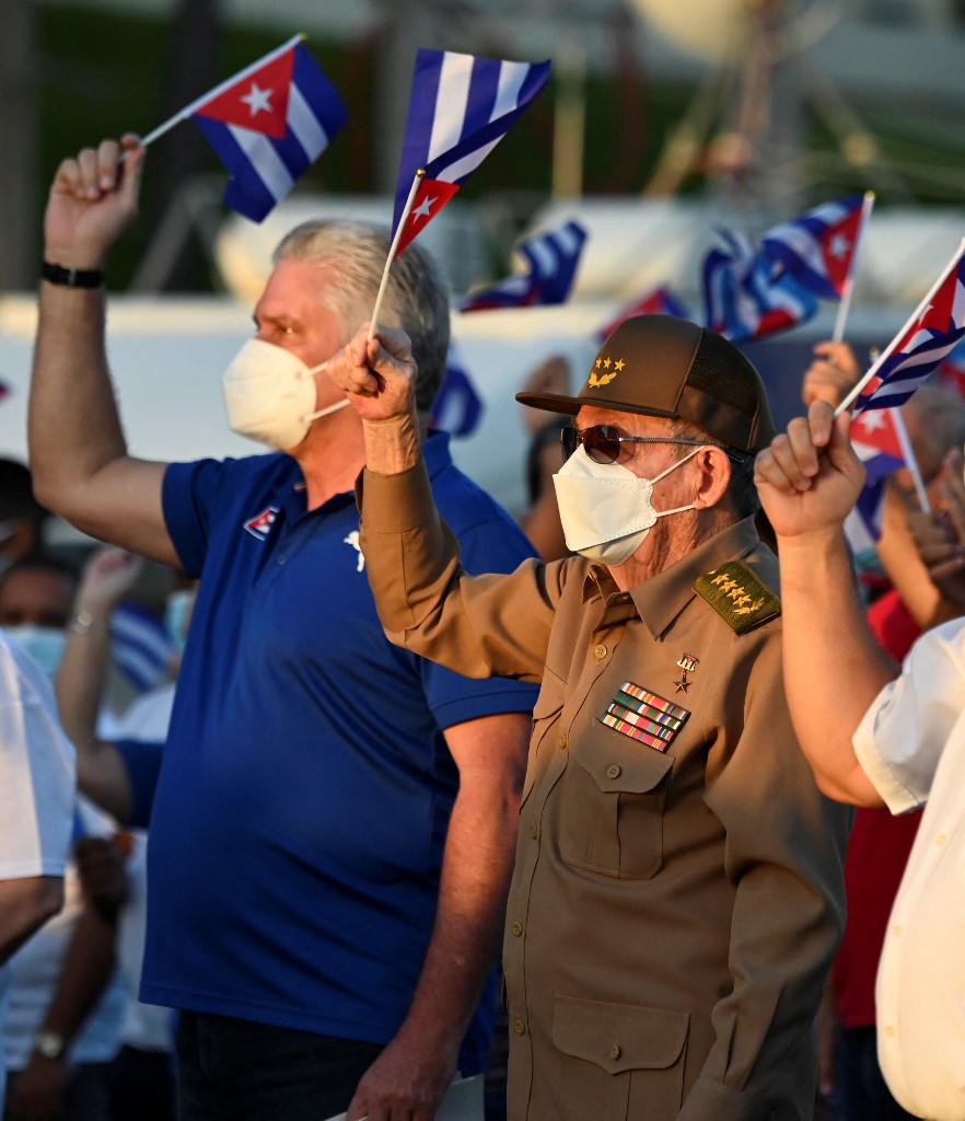 Raúl Castro junto al presidente de Cuba, Miguel Díaz-Canel, en las manifestaciones a favor de gobierno. (AFP)