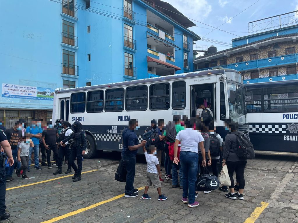 Rescatan a 48 migrantes en Veracruz; detienen a cinco 'polleros'. (Isabel Zamudio).