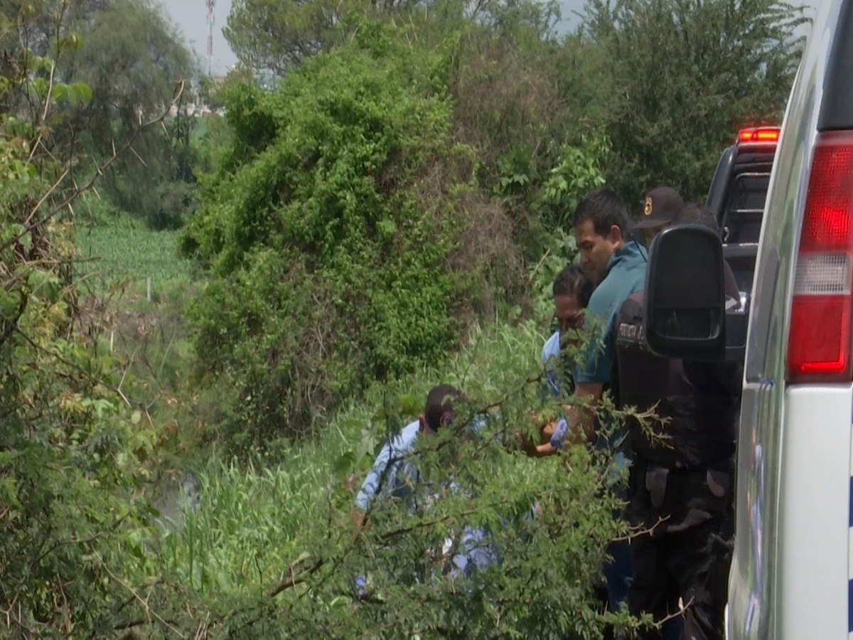 Autoridades rescataron los restos del hombre hallados en el canal del El Zapote del Valle (Nacho Reyes)