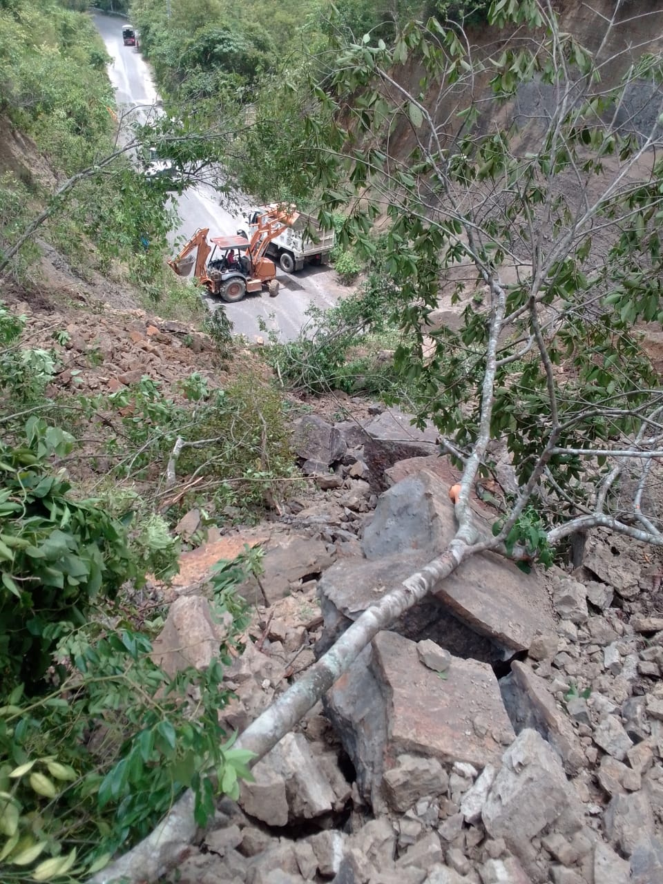 Grietas horizontales en la parte alta del cerro ubicado en la localidad de Tetzacual. (Wendy Salazar)