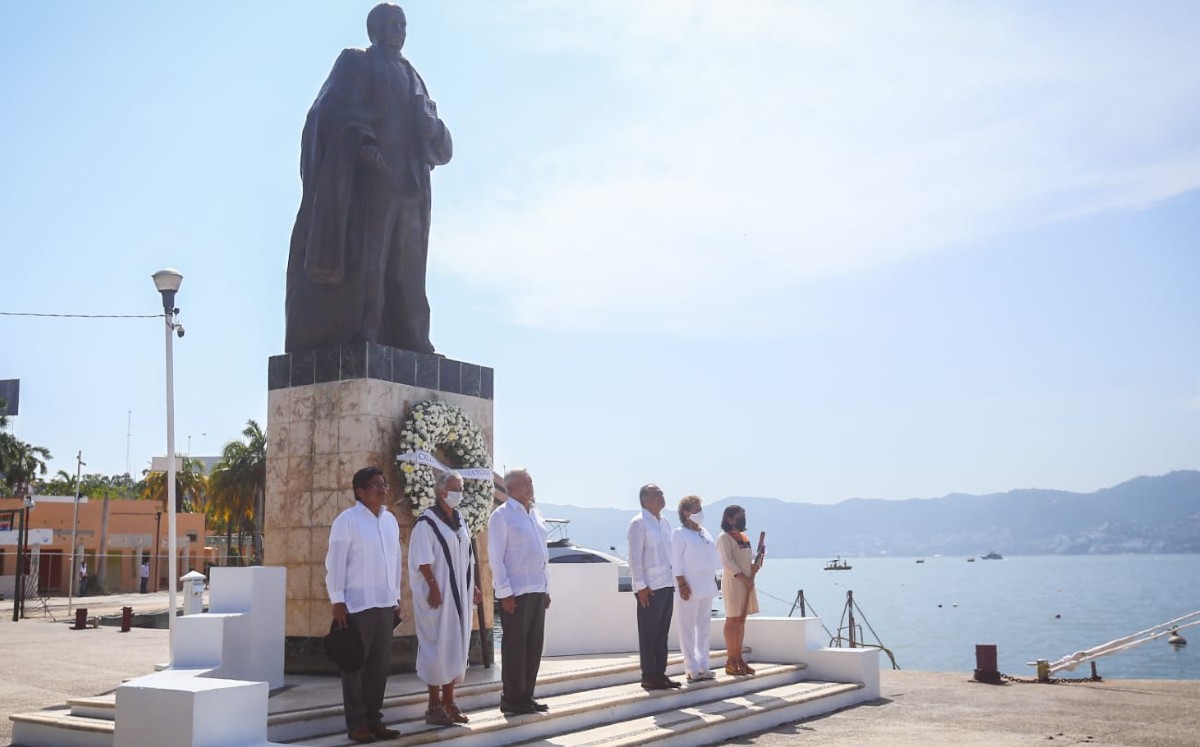 Después de realizar honores a la bandera y dejar una ofrenda floral, los funcionarios se retiraron del monumento. | Araceli López