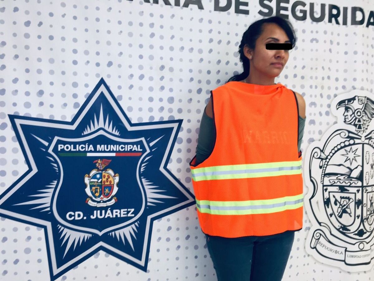 La mujer fue detenida por policías municipales.