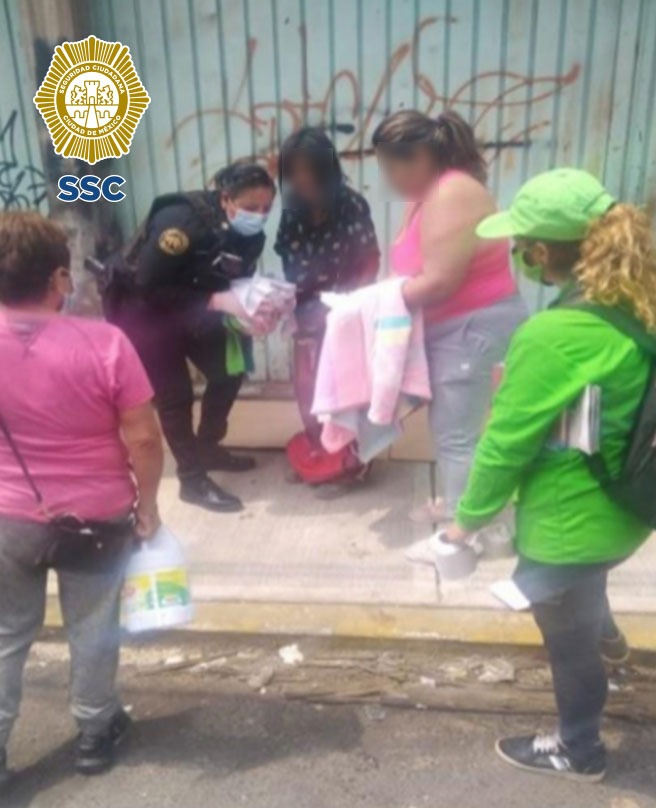 La mujer se quejaba de dolor en el vientre y tenía sangre en la ropa.