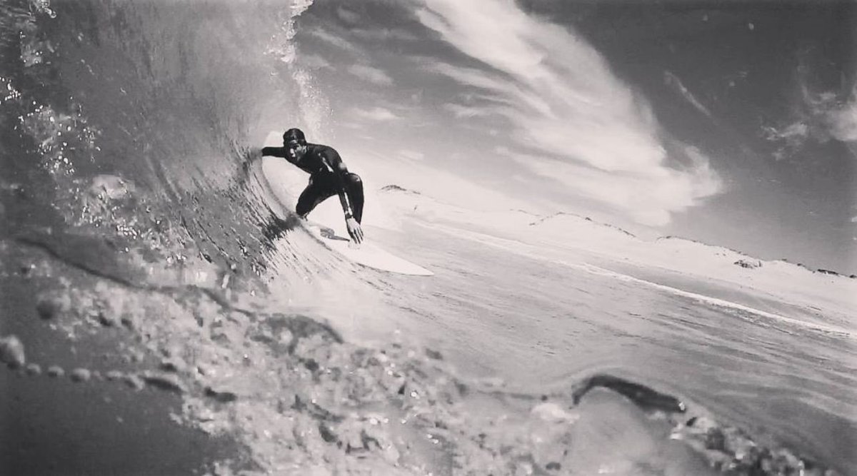 Óscar Serra, surfista español. (@FESurfing_)
