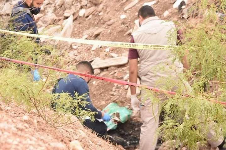 Peritos de la fiscalía en el hallazgo de los cuerpos.