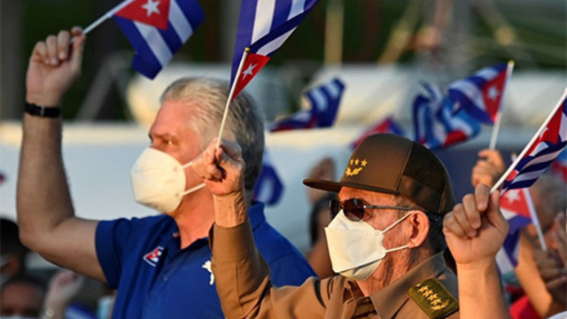 Raúl Castro encabeza marcha a favor del gobierno en medio de las protestas en Cuba