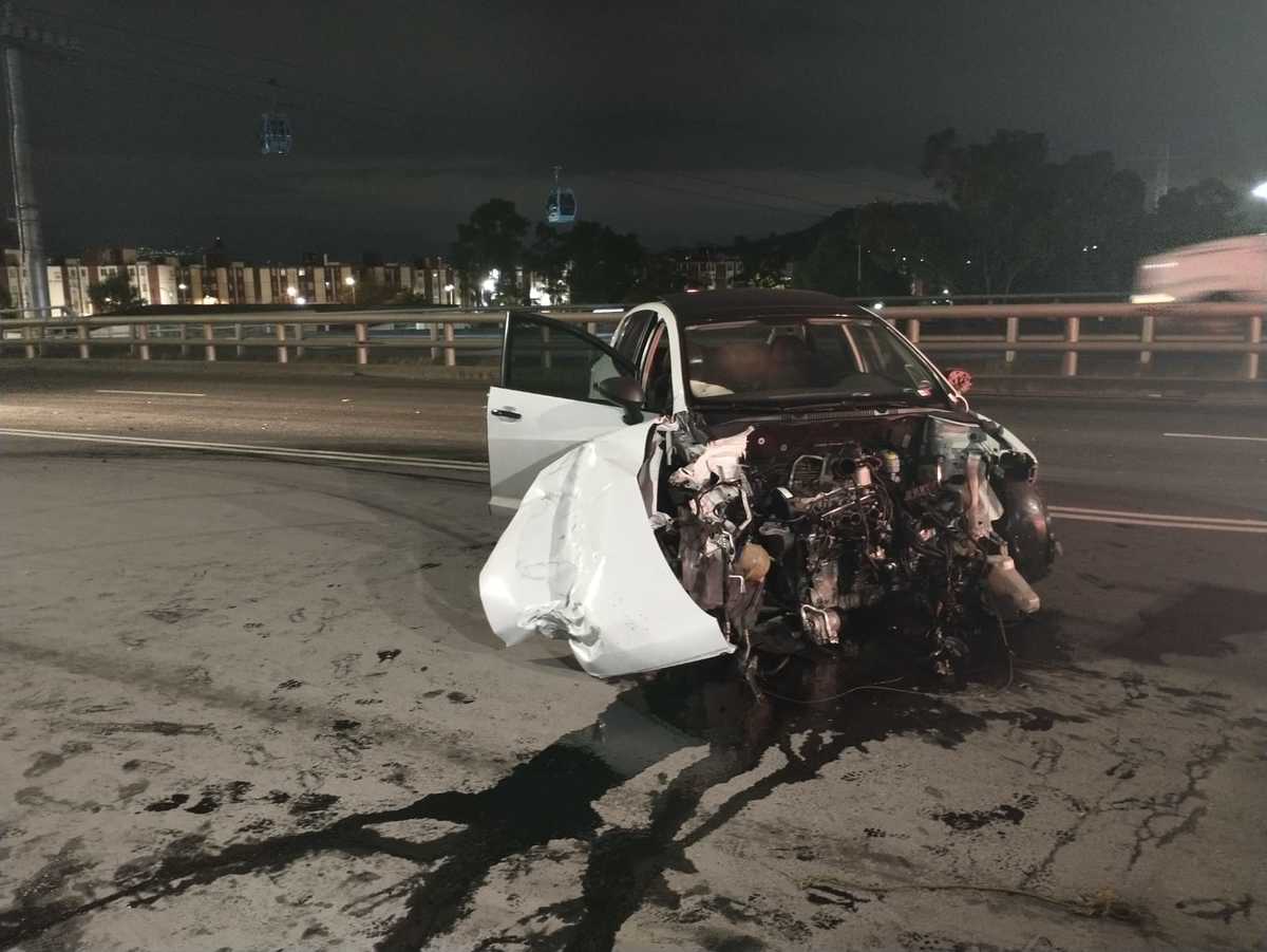 Bomberos limpiaron la zona del incidente vial.