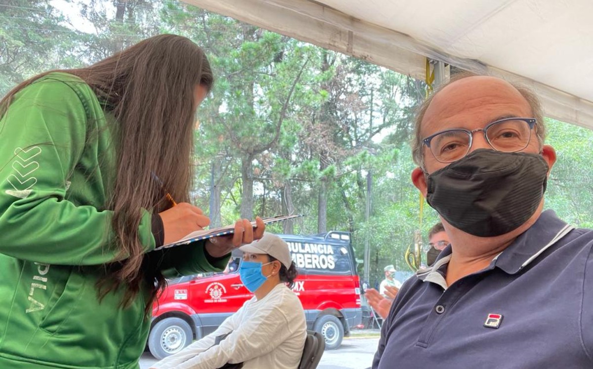 En Campo Marte, el ex presidente recibió su segunda dosis. | Twitter
