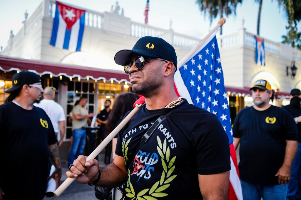 Enrique Tarrio, líder de los Proud Boys, fue detenido días antes del asalto al Capitolio. (AFP)
