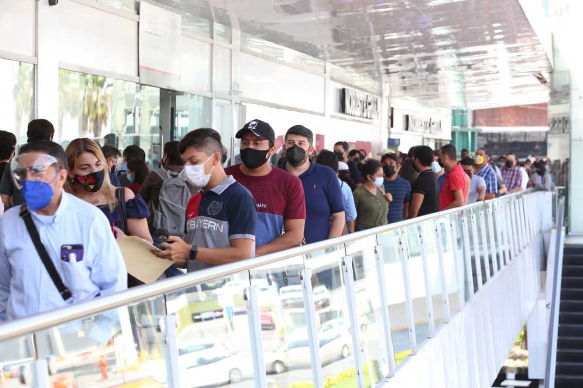 La gente llenó los pasillo de la plaza en espera de una solución. Foto: Raúl Palacios