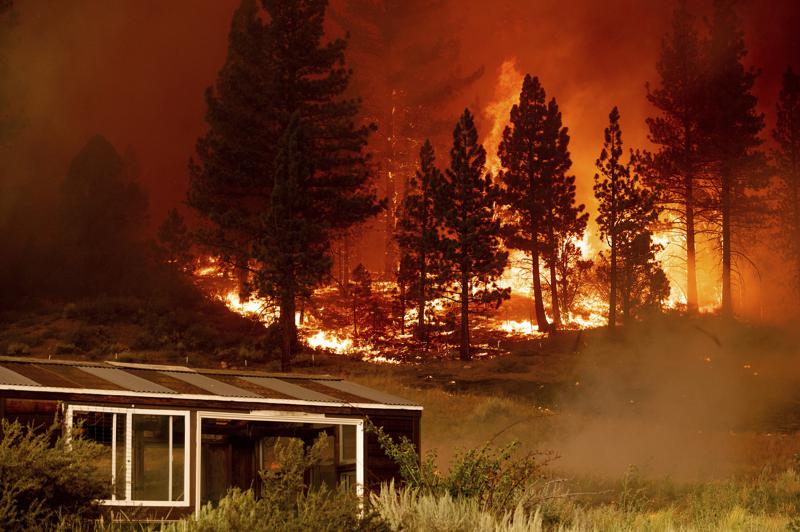 Un incendio arde en la comunidad de Markleeville, en el condado de Alpine, California, el sábado 17 de julio de 2021. (AP)