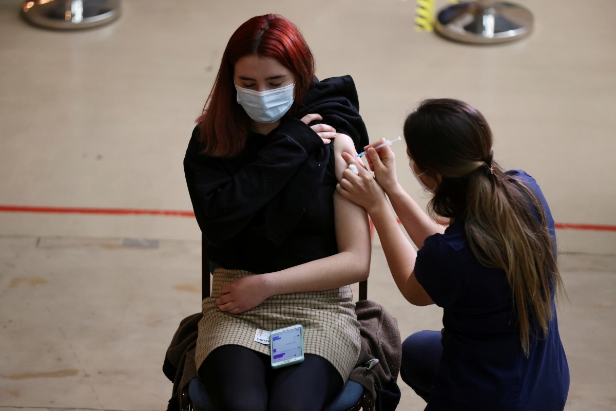 Los jóvenes están siendo vacunados en algunos países del mundo. (Reuters)