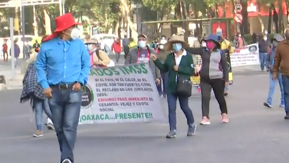 Marchan jubilados y pensionados del IMSS en la Ciudad de México