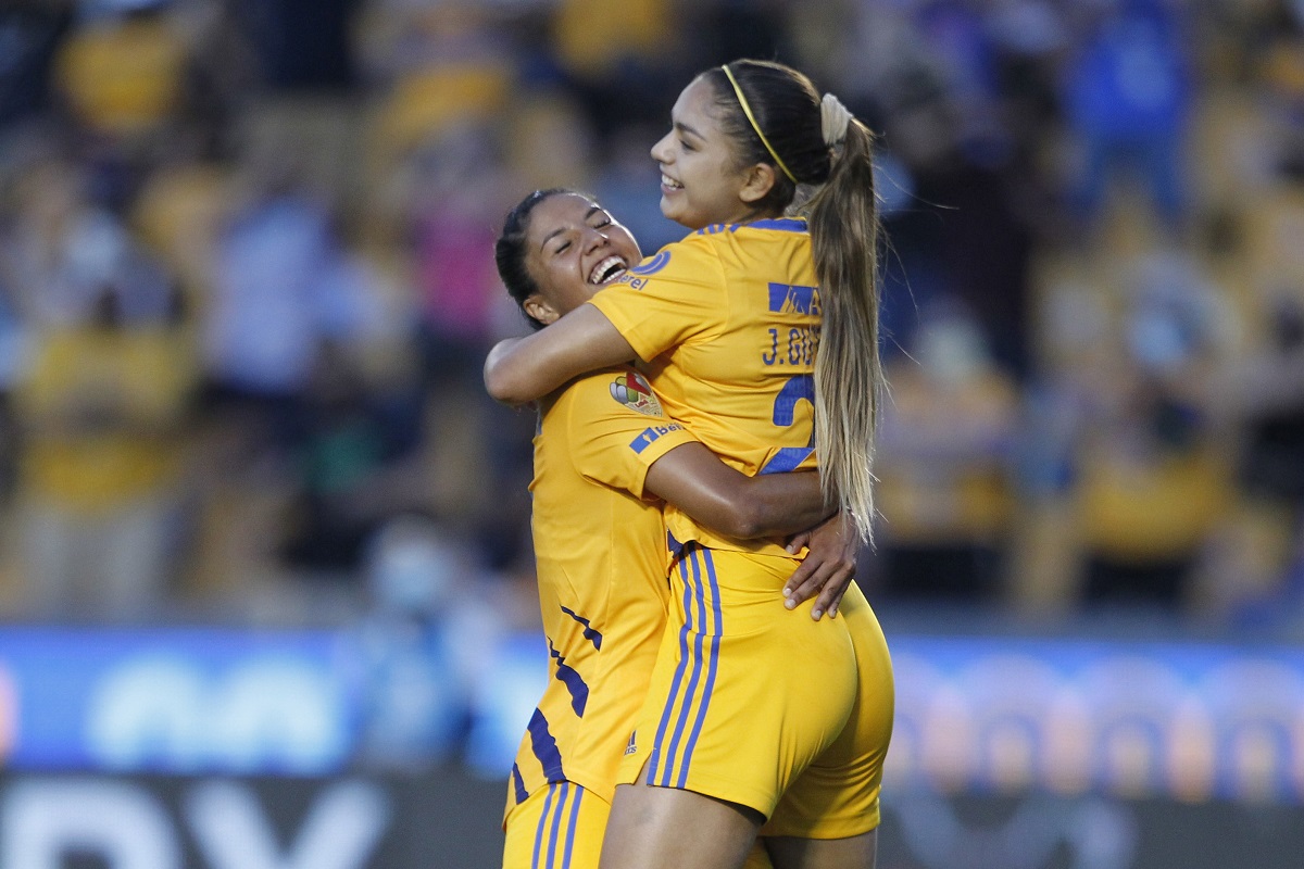 Stefany Ferrer y Jana Gutiérrez en festejo de gol (Imago7)
