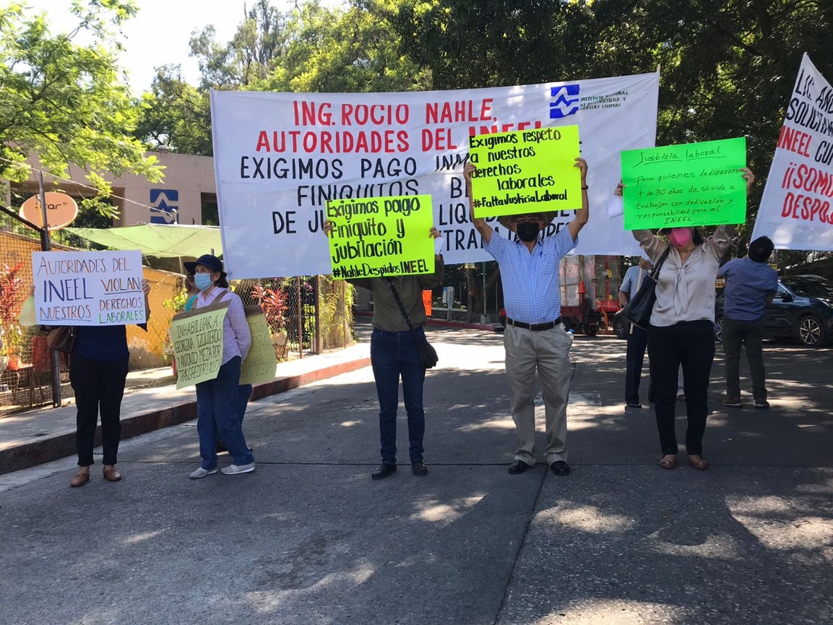 Los trabajadores iniciaron una marcha para exigir sus pagos correspondientes. (David Monroy)
