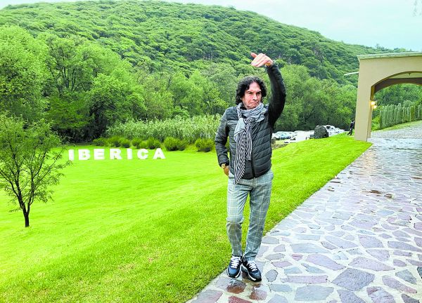 “Mi vida es estudio y trabajo:  dirijo, coreografío y doy conferencias”, dice. Viridiana Contreras
