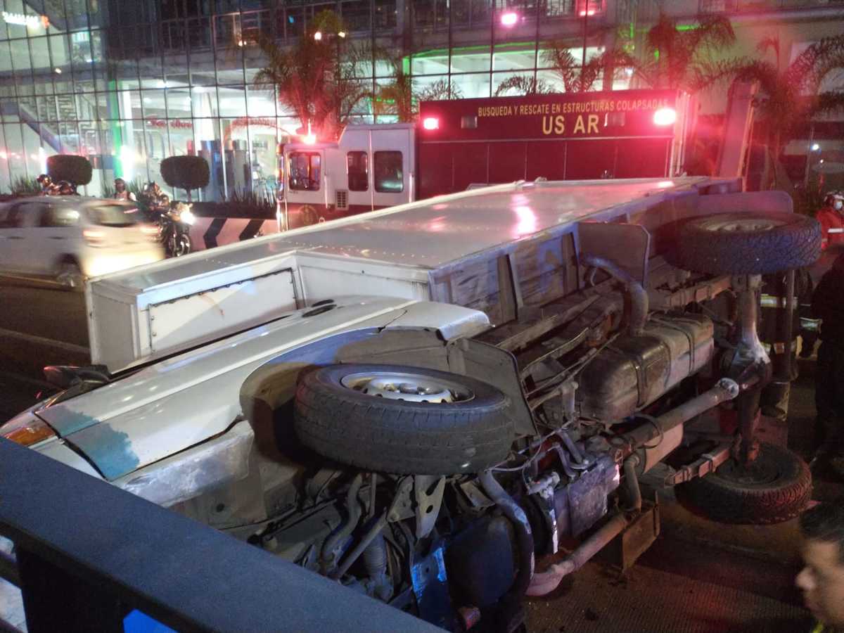 Vuelca camioneta en alcaldía Cuauhtémoc; deja una persona lesionada