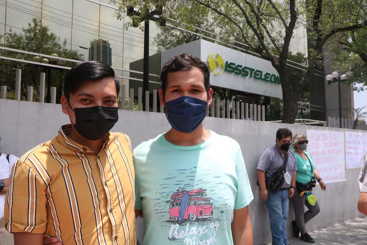 Alejandro Camacho, trabajador del DIF estatal logró la afiliación de su esposo, Josué Romero. Foto: Leonel Rocha