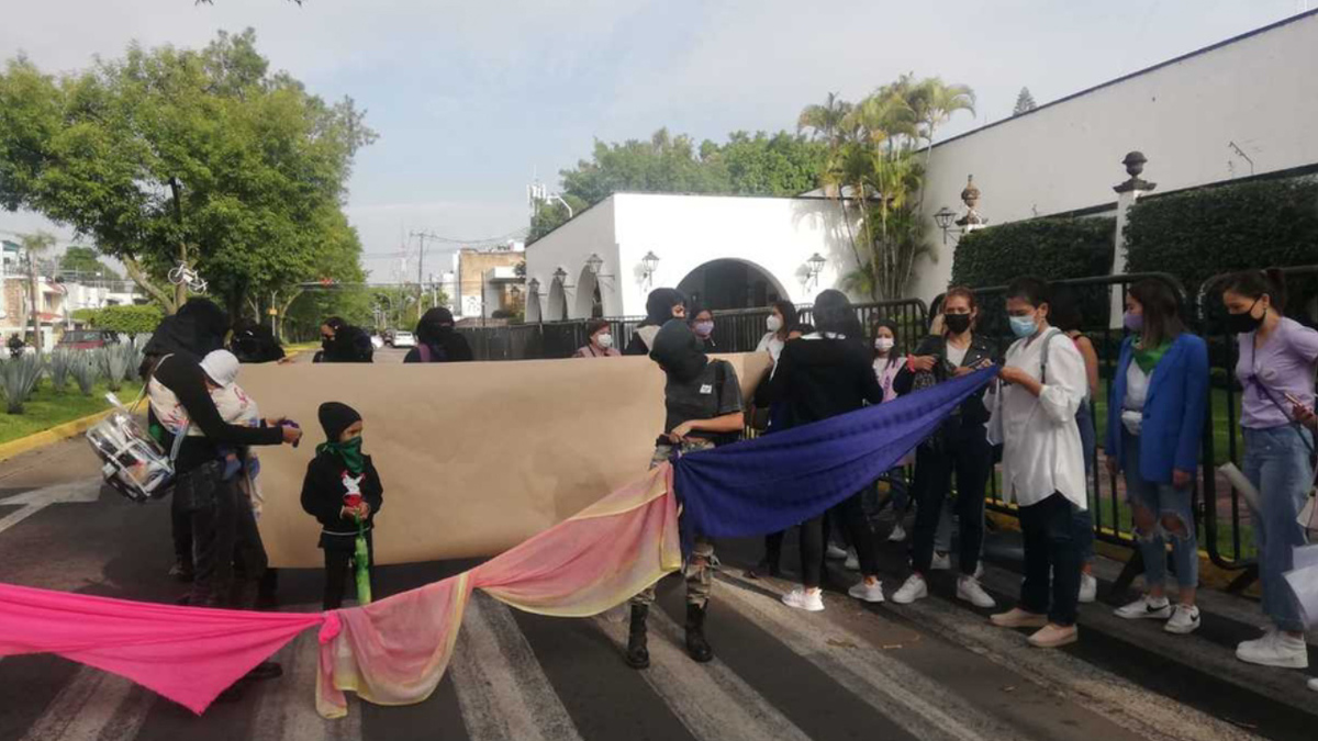Colectivas feministas protestan en Casa Jalisco