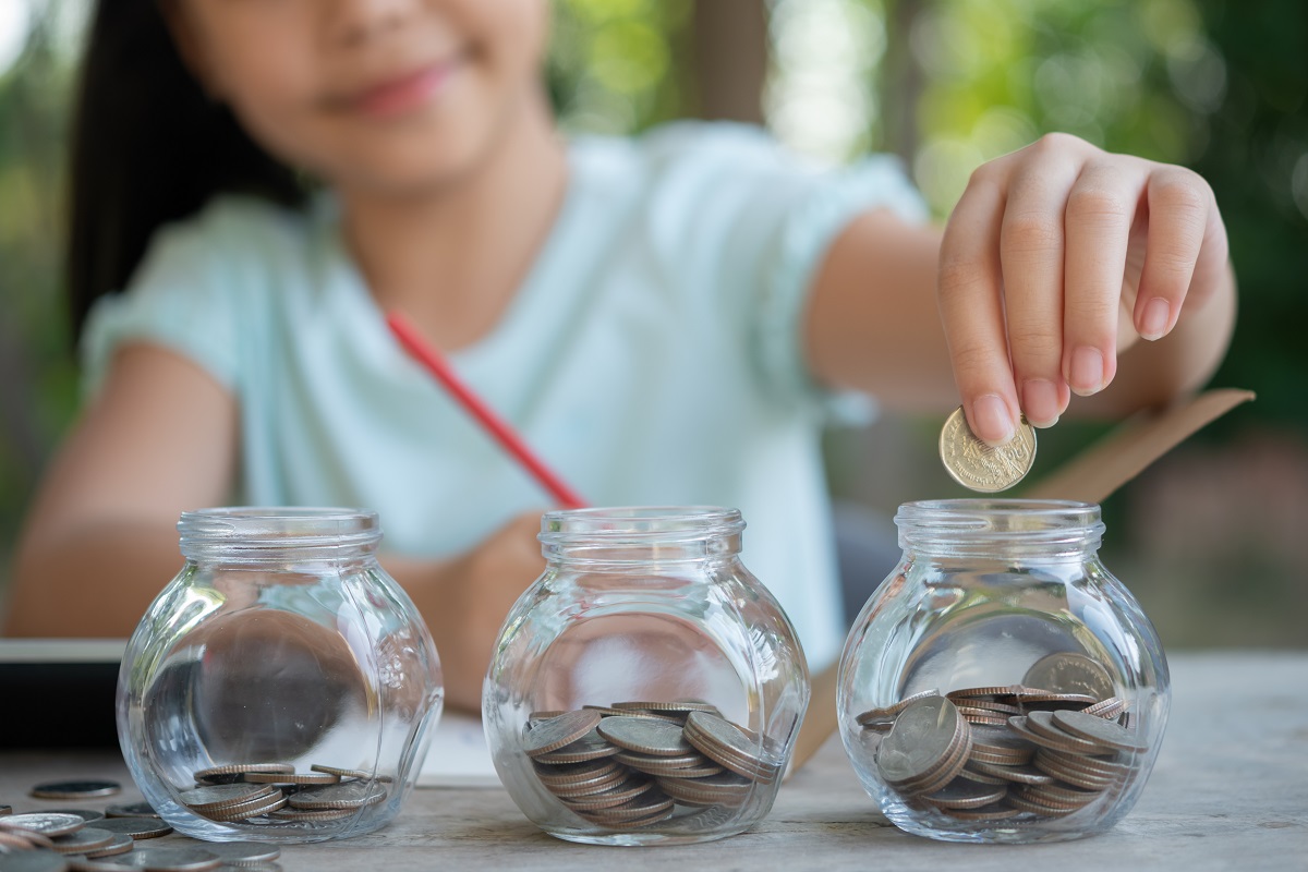 Es importante que los niños aprendan a ahorrar para una mejor conciencia financiera en la adultez. (freepik.es)