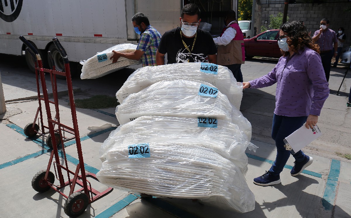INE en Gómez Palacio recibió este mediodía el camión que transporta las paleletas. (Rolando Riestra)
