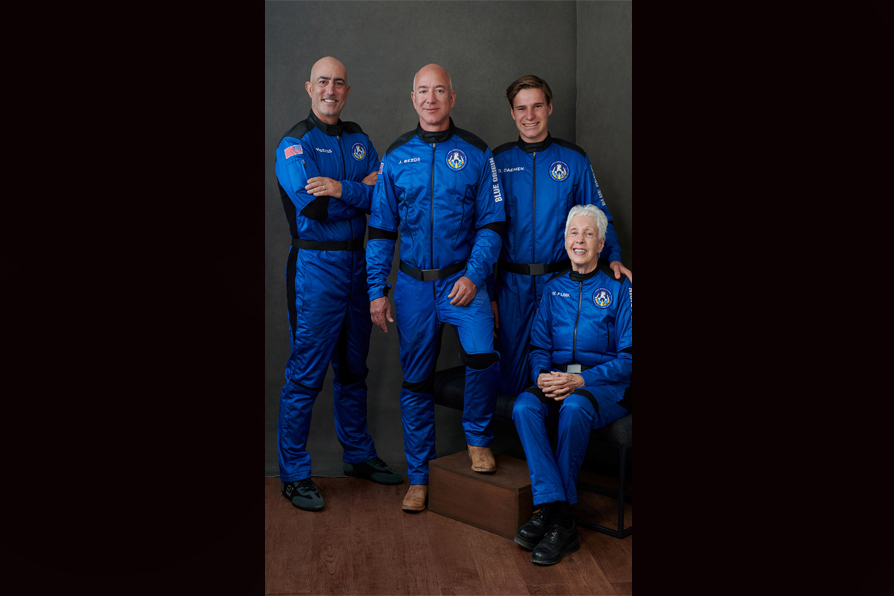 Jeff Bezos estuvo acompañado por tres tripulantes para el viaje al límite del espacio que duró unos 10 minutos y 20 segundos. | REUTERS
