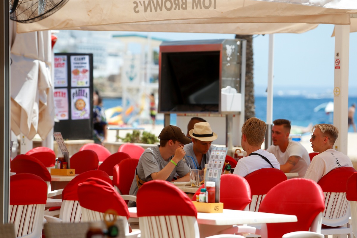 Los restaurantes han sufrido debido a las restricciones por la pandemia. (Reuters)