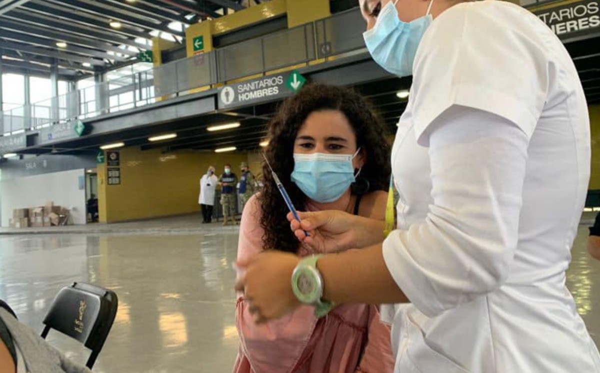 Luisa María alcalde recibió su primera dosis de la vacuna anticovid. | Twitter