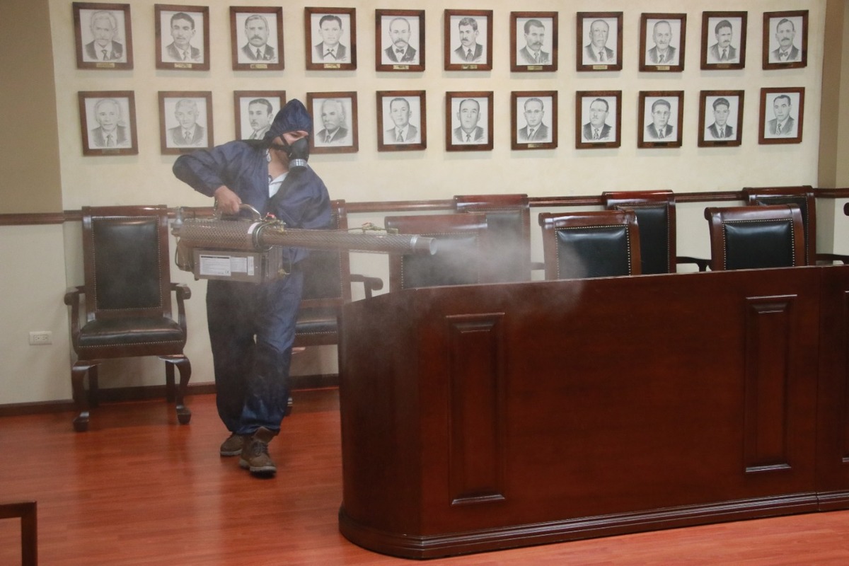 En uno de los operativos desinfectaron áreas del palacio municipal y la sala de sesiones del Cabildo. Foto: Especial