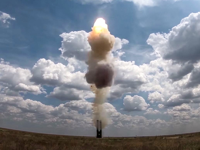 Sistema de armas de misiles de defensa aérea S-500 mientras realiza ejercicios de fuego real. (AFP)