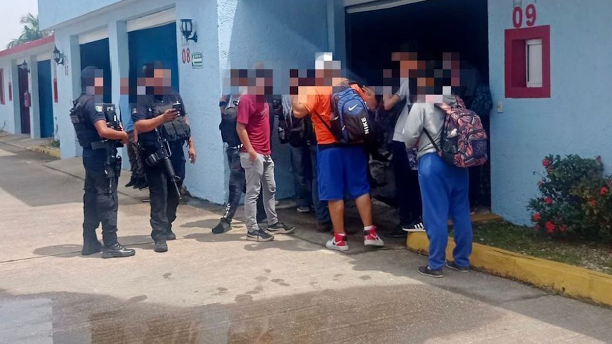 SSP rescata a 59 migrantes de un motel en Veracruz y detiene a 2 'polleros'