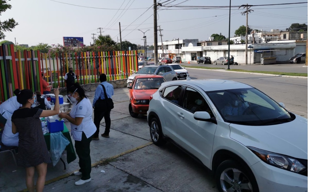Vacunación contra sarampión y rubéola por drive thru en IMSS de Tampico. (Cortesía)