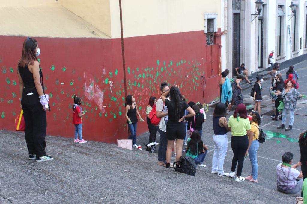 Las feministas celebraron la legalización del aborto pintando manos verdes en la fachada de un templo católico. (Isabel Zamudio)