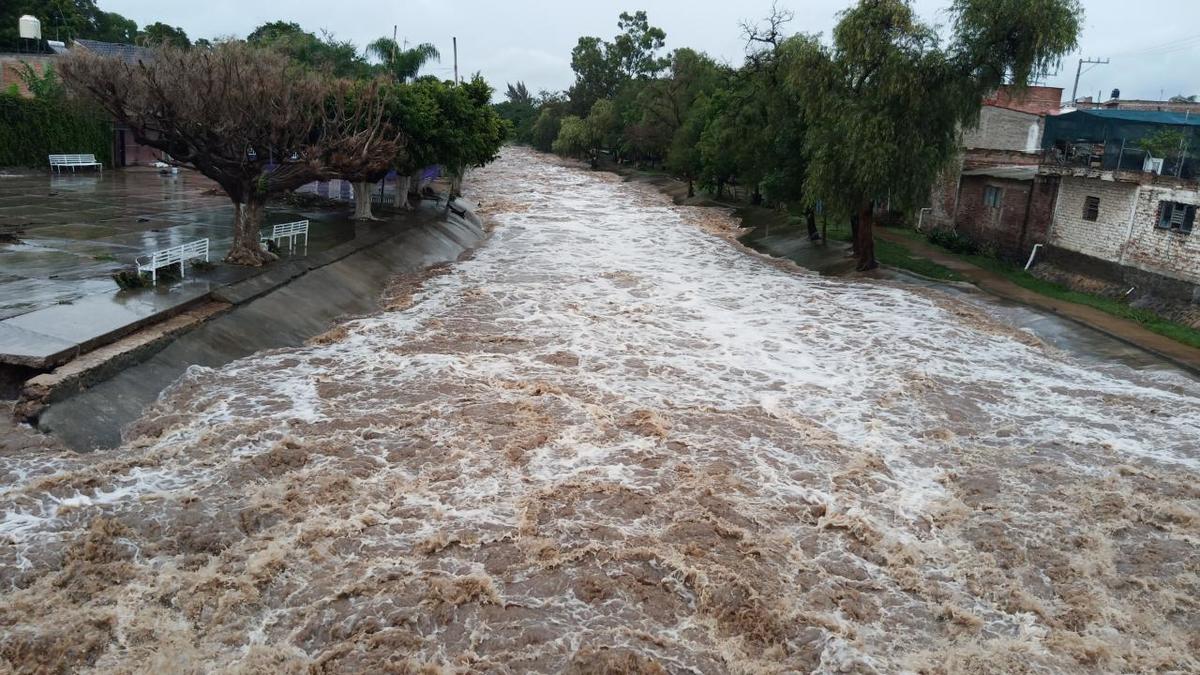 La fuerte lluvia que cayó esta mañana provocó el desbordamiento del Río La Pasión. (Cortesía)