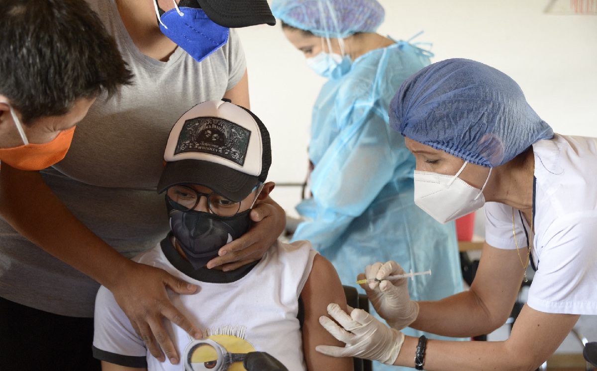 Tras los primeros 100 días de gobierno, se abrirá la vacunación a toda la población adolescente en Ecuador. (AFP)