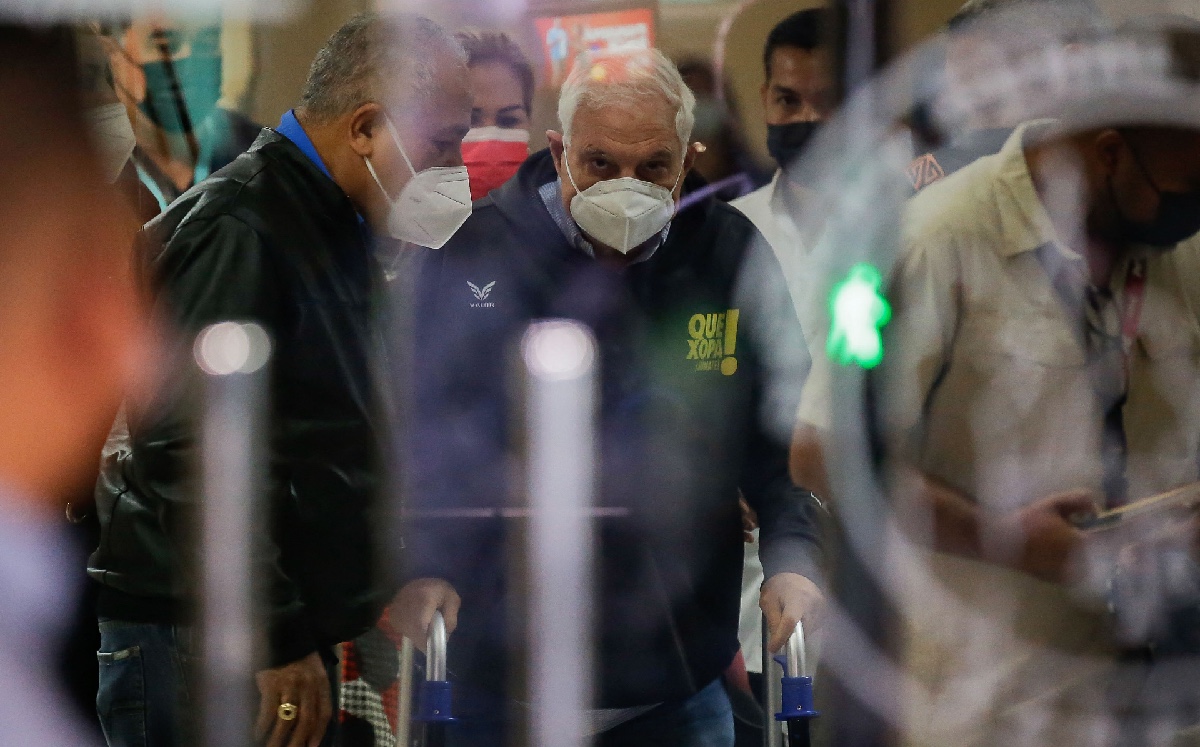 Martinelli llegó a la audiencia, en la sede del Sistema Penal Acusatorio, como copiloto de un lujoso auto, del que se bajó con andador. (AFP)