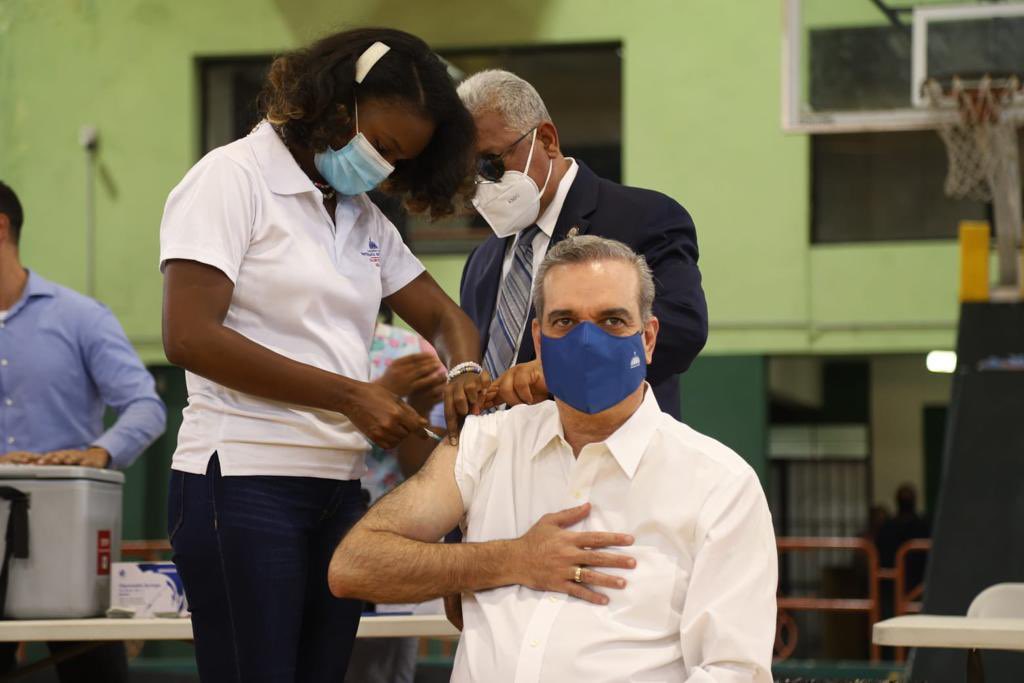 El presidente dominicano recibió una tercera dosis de Pfizer. (Tomada de @luisabinader)