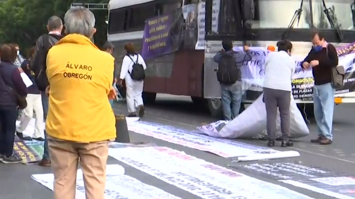 Se reúnen manifestantes jubilados y pensionados en Hemiciclo a Juárez
