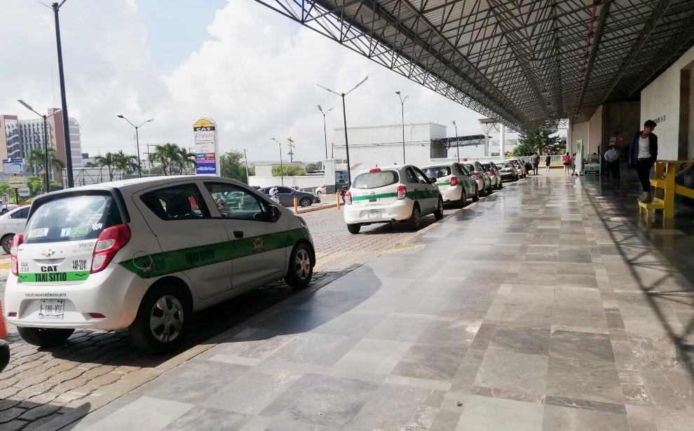 Taxistas ofrecen tour a vacacionistas. (Elda Leticia Gutiérrez)