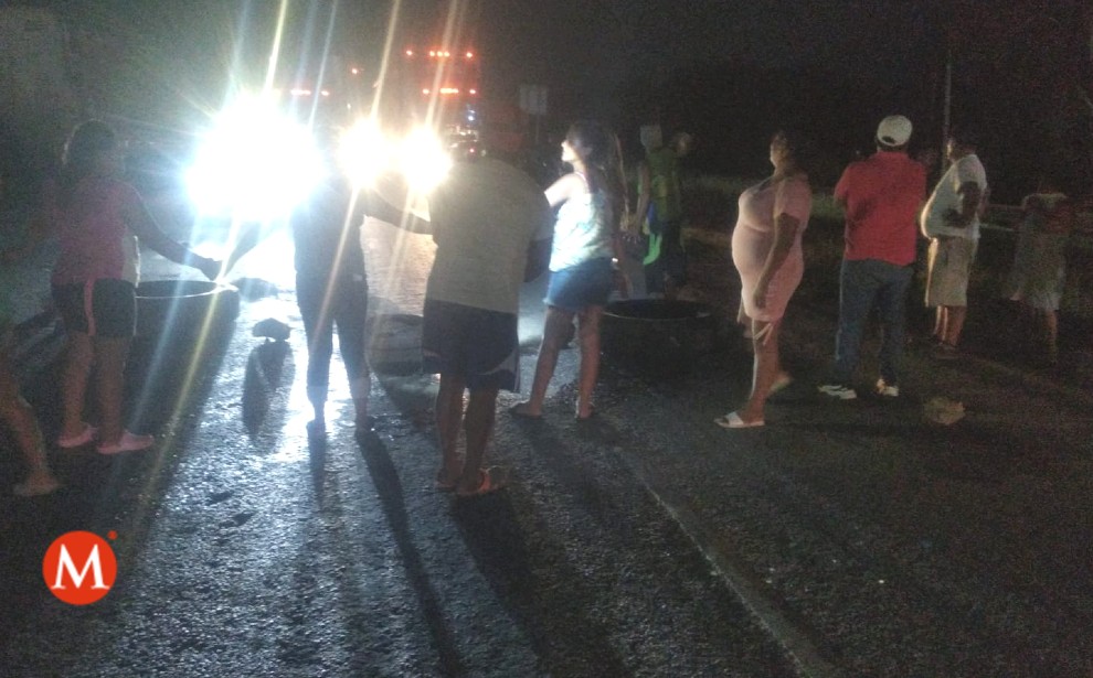 Vecinos en Altamira bloquean carretera Tampico-Mante tras días sin luz. (Jaime Maya)