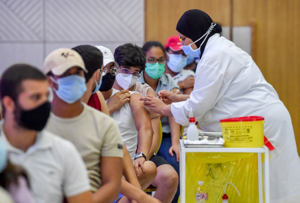 La aplicación de la vacuna contra el coronavirus sigue siendo importante, según expertos. | AFP