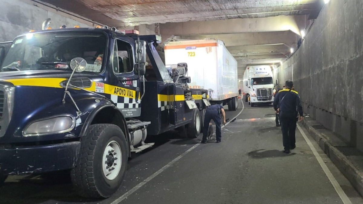 En CdMx, dos tráileres se atoran en bajo puente de avenida Chapultepec