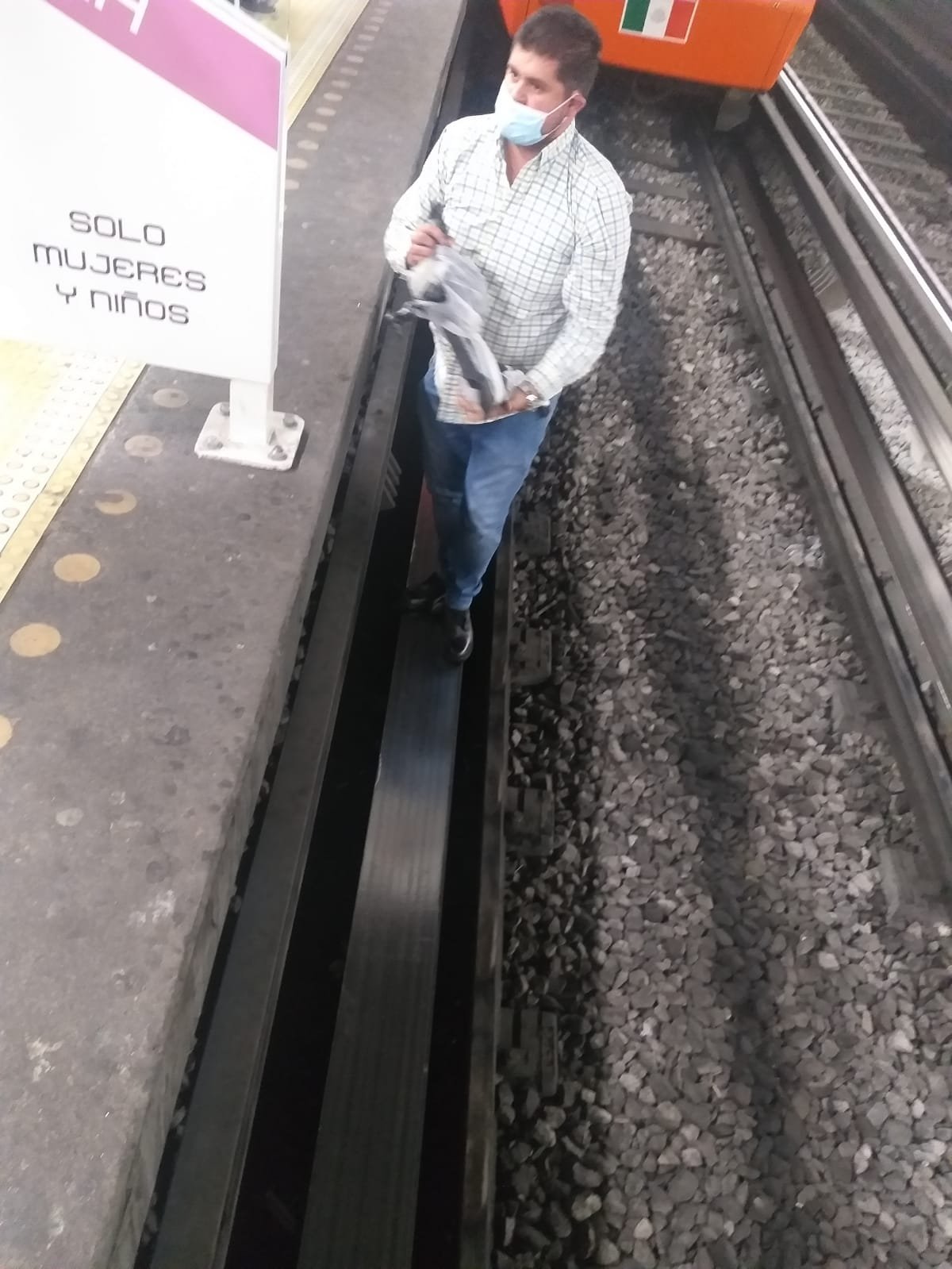 El objeto fue rescatado de las vías | Especial
