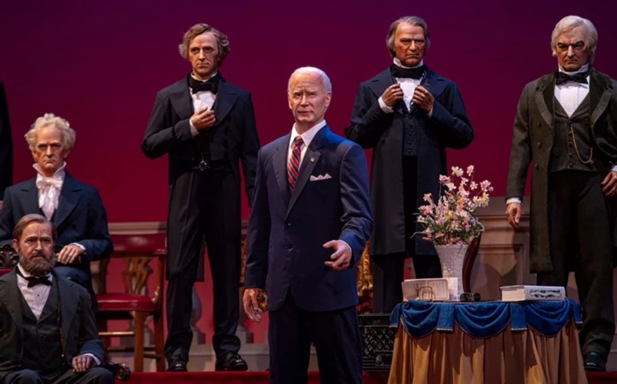 Fotografía cedida este martes por Disney donde se muestra la figura de Joe Biden (c), junto a las figuras de sus pares, como parte de una exhibición q
